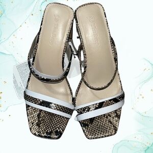 The Drop Avery Sand Sandals Heels, NWT, Size 5.5